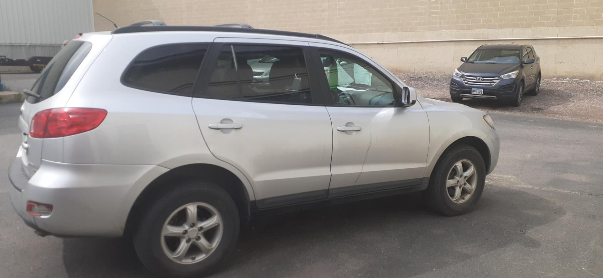 2008 Hyundai Santa Fe GLS AWD (5NMSG73D88H) with an 2.7L V6 DOHC 24V engine, located at 2015 Cambell Street, Rapid City, SD, 57701, (605) 342-8326, 44.066433, -103.191772 - CARFAX AVAILABLE - Photo#4